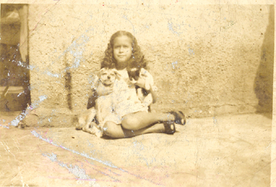 Irley Rocha no meio de seu cão e gato, foto tirada em seu sobrado no Largo do Campinho